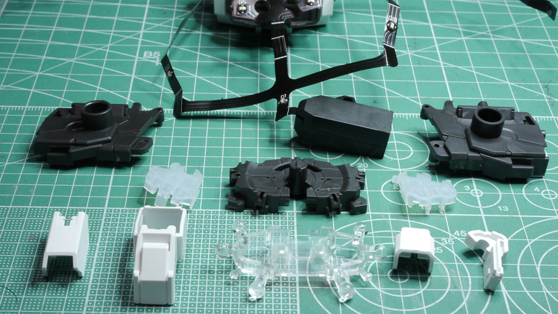 MGユニコーンとの大きな違いは腰にある大きなコネクターですね。もう少し小さく、収納できるともっとよかったと思います。横浜の動くガンダムもここで固定されていますね次のMGEXはやはり……？