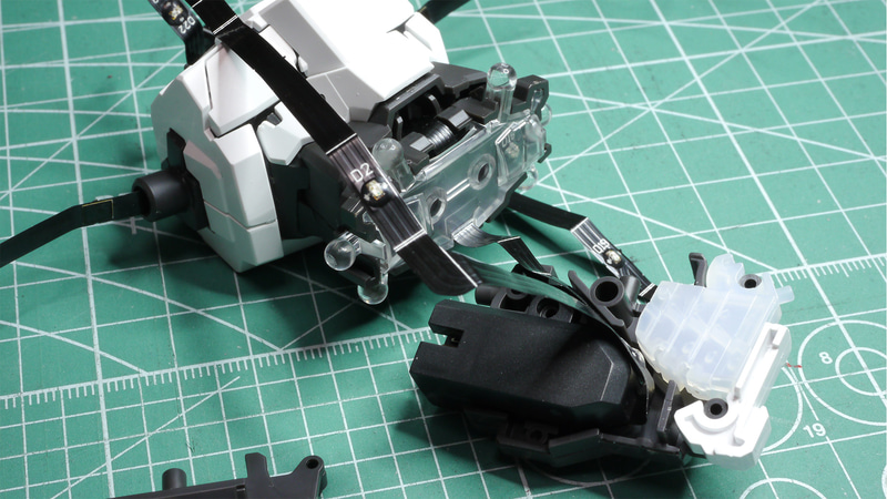 MGユニコーンとの大きな違いは腰にある大きなコネクターですね。もう少し小さく、収納できるともっとよかったと思います。横浜の動くガンダムもここで固定されていますね次のMGEXはやはり……？