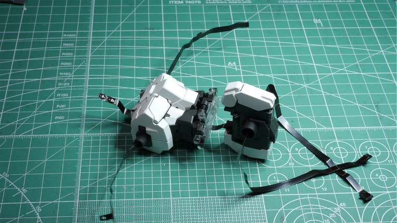 MGユニコーンとの大きな違いは腰にある大きなコネクターですね。もう少し小さく、収納できるともっとよかったと思います。横浜の動くガンダムもここで固定されていますね次のMGEXはやはり……？