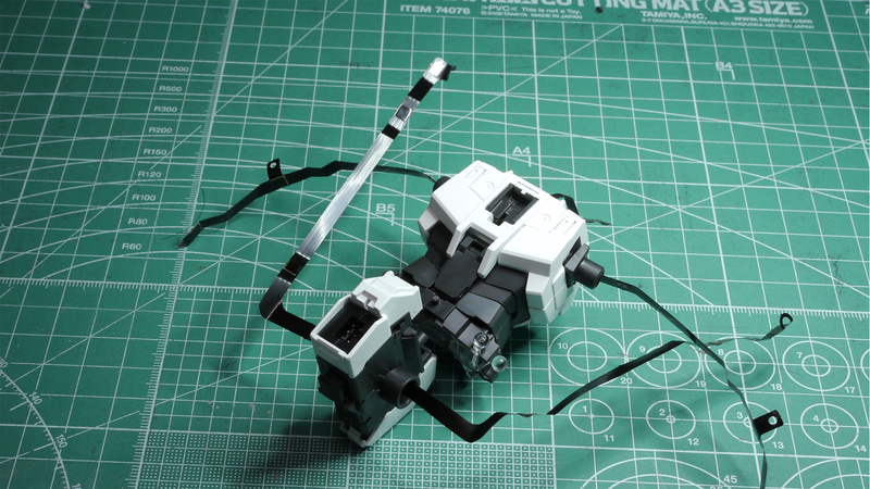 MGユニコーンとの大きな違いは腰にある大きなコネクターですね。もう少し小さく、収納できるともっとよかったと思います。横浜の動くガンダムもここで固定されていますね次のMGEXはやはり……？