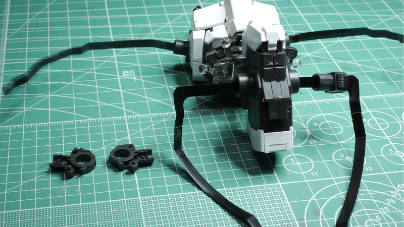 股間部を見て、ここにLEDの配線があるなんて想像もつきませんよね、すばらしいです。LEDシートを慎重に折り曲げながら指定のパーツを通していくとシートが足先に向かうようになります