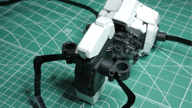 股間部を見て、ここにLEDの配線があるなんて想像もつきませんよね、すばらしいです。LEDシートを慎重に折り曲げながら指定のパーツを通していくとシートが足先に向かうようになります