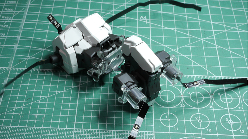 股間部を見て、ここにLEDの配線があるなんて想像もつきませんよね、すばらしいです。LEDシートを慎重に折り曲げながら指定のパーツを通していくとシートが足先に向かうようになります