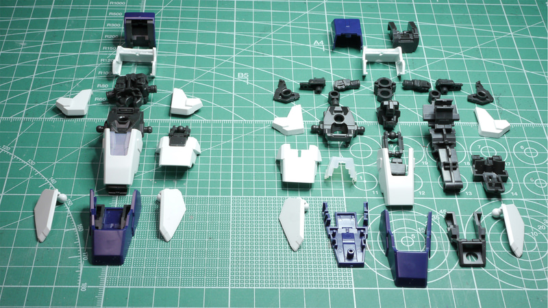 脚左右の跳ね上げられるアーマーは左右独立となりました。跳ね上げた後に下へ回転させるアーマーの裏にはメカ色の裏打ちが付けられ密度が増しています