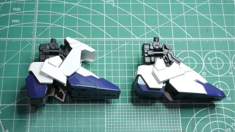 脚左右の跳ね上げられるアーマーは左右独立となりました。跳ね上げた後に下へ回転させるアーマーの裏にはメカ色の裏打ちが付けられ密度が増しています