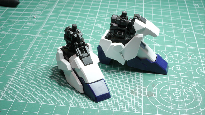 脚左右の跳ね上げられるアーマーは左右独立となりました。跳ね上げた後に下へ回転させるアーマーの裏にはメカ色の裏打ちが付けられ密度が増しています