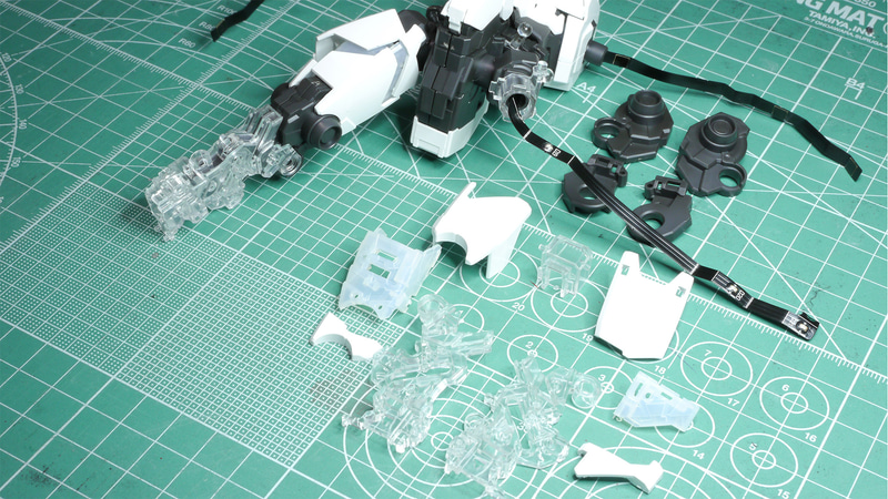 写真には撮りにくかったのですが、大腿部が延長するため、LEDシートを”折りたたんで”ある部分が注意点です。やはりカッチリ固定はできないのでゆっくりじっくり配置しましょう。そしてここまでにLEDシートを正しく配置できていると末端までぴったり合います