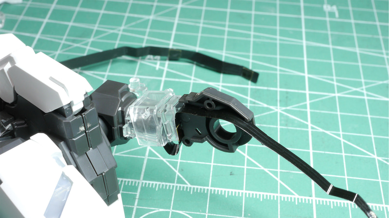 写真には撮りにくかったのですが、大腿部が延長するため、LEDシートを”折りたたんで”ある部分が注意点です。やはりカッチリ固定はできないのでゆっくりじっくり配置しましょう。そしてここまでにLEDシートを正しく配置できていると末端までぴったり合います