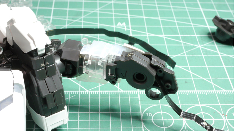 写真には撮りにくかったのですが、大腿部が延長するため、LEDシートを”折りたたんで”ある部分が注意点です。やはりカッチリ固定はできないのでゆっくりじっくり配置しましょう。そしてここまでにLEDシートを正しく配置できていると末端までぴったり合います