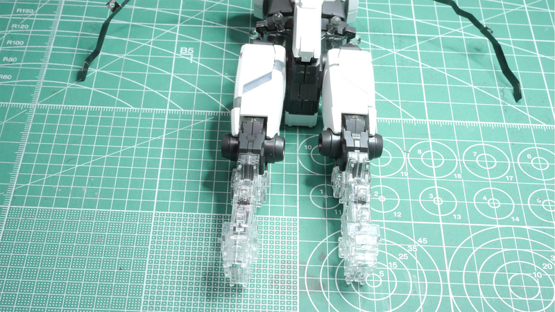 写真には撮りにくかったのですが、大腿部が延長するため、LEDシートを”折りたたんで”ある部分が注意点です。やはりカッチリ固定はできないのでゆっくりじっくり配置しましょう。そしてここまでにLEDシートを正しく配置できていると末端までぴったり合います