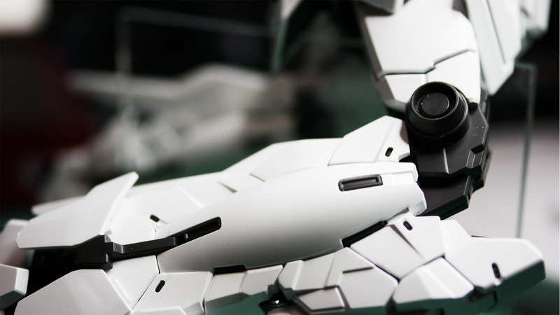 膝をより可動させるための細かい仕組みがありました。スネ左右にある羽状のアーマーが少し動くようになっています。ここを開くとより曲がるようになります