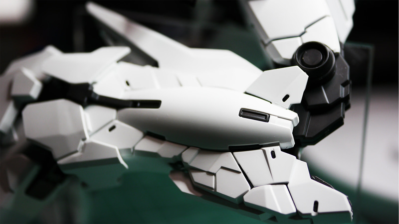 膝をより可動させるための細かい仕組みがありました。スネ左右にある羽状のアーマーが少し動くようになっています。ここを開くとより曲がるようになります