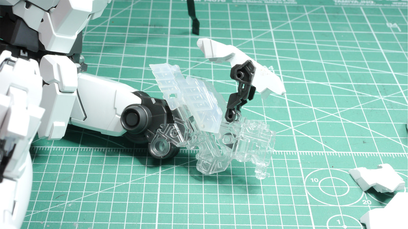 スネ下の延長部の構造はMGユニコーンとほぼ同じです。それゆえロックバーの素材が心配ではあります