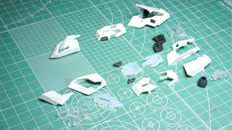 前アーマーのスライドする装甲は正真正銘のスライドになりました！裏からレバーを押して浮かせ、スライドする形となります。MGユニコーンではスイング機構でその支柱が折れやすかったので改善された形ですね。