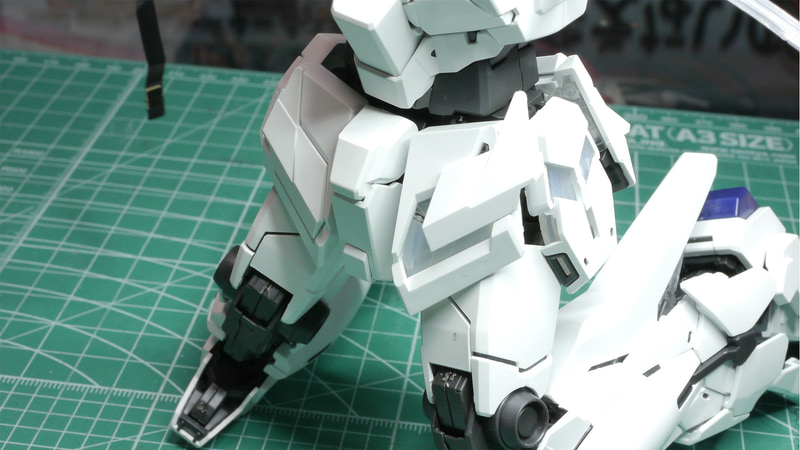 前アーマーのスライドする装甲は正真正銘のスライドになりました！裏からレバーを押して浮かせ、スライドする形となります。MGユニコーンではスイング機構でその支柱が折れやすかったので改善された形ですね。