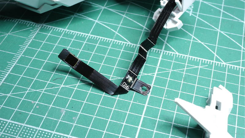 LED素子D16を起点に2段階の折り込みポイントと反対側に肘のダボピンへ固定する部分が見えます