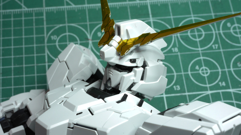 やはりデストロイモードはだいぶタイトです。フェイスマスクの入れ込み方ひとつでひたいの部分が閉まらないということになるのでこれは何度も調整して勘所をつかむ必要があります