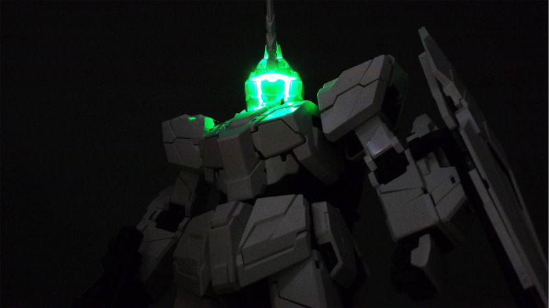 LEDシートが内装されていて発光するなんてとても思えないほどすばらしいプロポーションで無垢な感じがユニコーンモードらしいですね。各関節もLEDシートのおかげで”動かない”ということはなく、プラモデル的な無理なポーズはさせられませんが”モビルスーツ＝人間を10倍にした姿”ととらえれば十分な可動性能だとおもいます