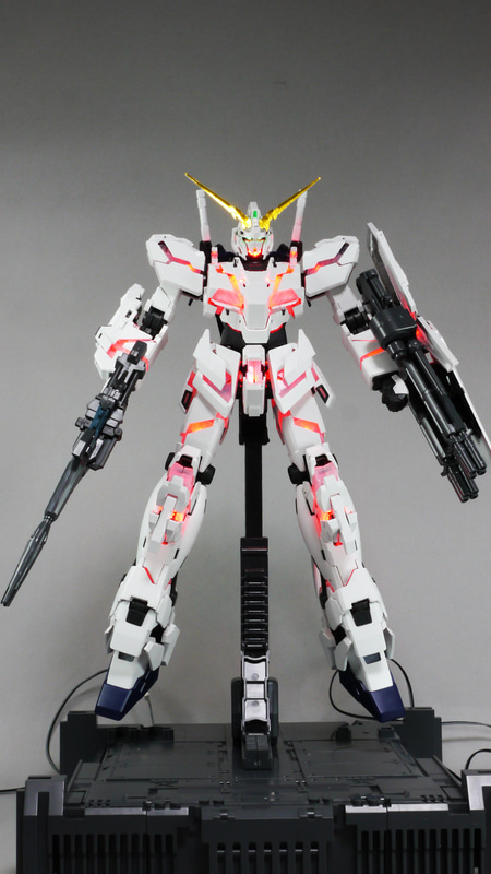 これぞ”ユニコーンガンダム”ともいうべきデストロイモード。よりマッシブになり、凶暴なほどの力強ささえ感じます。各部装甲が変身、内部のサイコフレームがあらわになって一気に情報量が増えます。変身箇所が多いのでよく変身させる場所を忘れてしまいます。何度も撮影し直しました