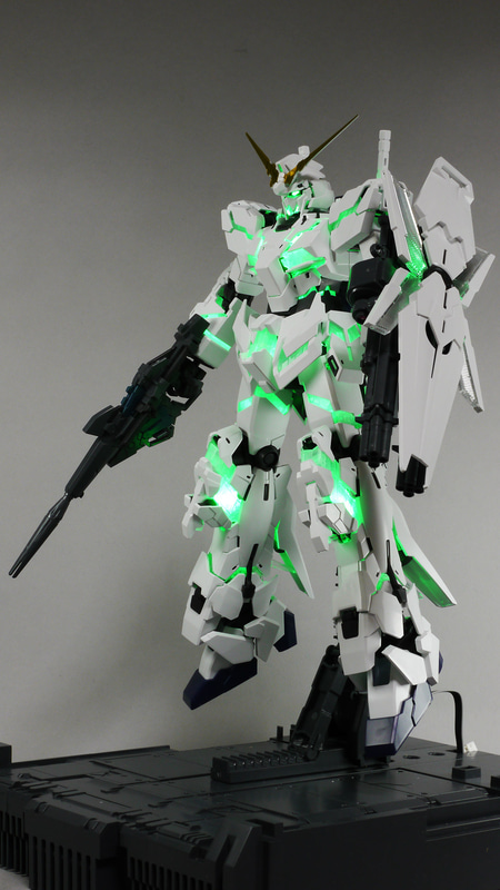 これぞ”ユニコーンガンダム”ともいうべきデストロイモード。よりマッシブになり、凶暴なほどの力強ささえ感じます。各部装甲が変身、内部のサイコフレームがあらわになって一気に情報量が増えます。変身箇所が多いのでよく変身させる場所を忘れてしまいます。何度も撮影し直しました
