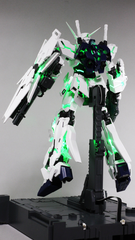これぞ”ユニコーンガンダム”ともいうべきデストロイモード。よりマッシブになり、凶暴なほどの力強ささえ感じます。各部装甲が変身、内部のサイコフレームがあらわになって一気に情報量が増えます。変身箇所が多いのでよく変身させる場所を忘れてしまいます。何度も撮影し直しました