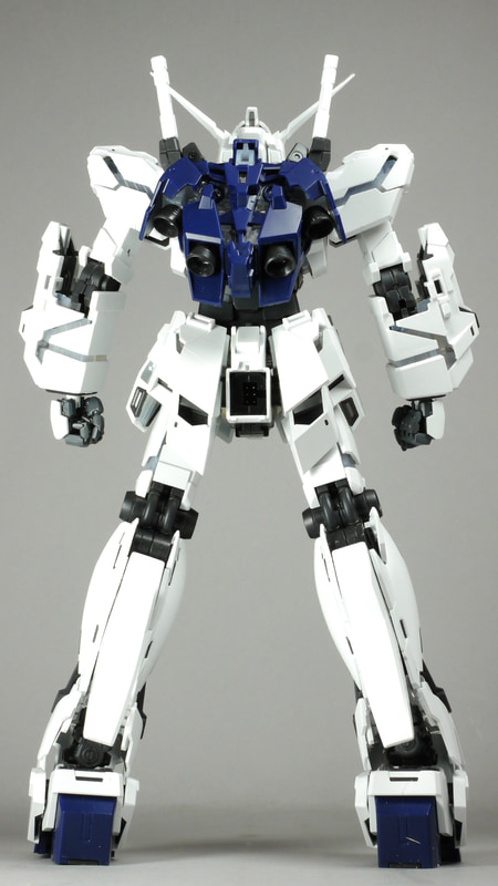 これぞ”ユニコーンガンダム”ともいうべきデストロイモード。よりマッシブになり、凶暴なほどの力強ささえ感じます。各部装甲が変身、内部のサイコフレームがあらわになって一気に情報量が増えます。変身箇所が多いのでよく変身させる場所を忘れてしまいます。何度も撮影し直しました
