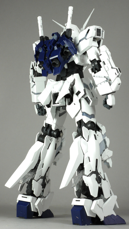 これぞ”ユニコーンガンダム”ともいうべきデストロイモード。よりマッシブになり、凶暴なほどの力強ささえ感じます。各部装甲が変身、内部のサイコフレームがあらわになって一気に情報量が増えます。変身箇所が多いのでよく変身させる場所を忘れてしまいます。何度も撮影し直しました