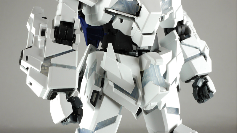 これぞ”ユニコーンガンダム”ともいうべきデストロイモード。よりマッシブになり、凶暴なほどの力強ささえ感じます。各部装甲が変身、内部のサイコフレームがあらわになって一気に情報量が増えます。変身箇所が多いのでよく変身させる場所を忘れてしまいます。何度も撮影し直しました