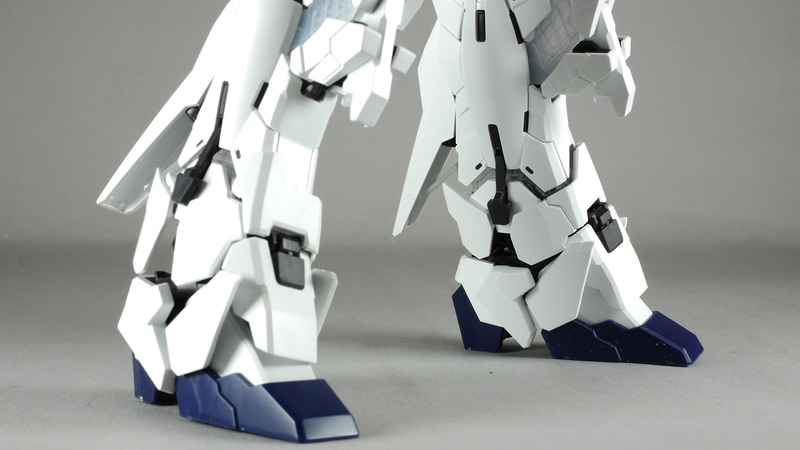 これぞ”ユニコーンガンダム”ともいうべきデストロイモード。よりマッシブになり、凶暴なほどの力強ささえ感じます。各部装甲が変身、内部のサイコフレームがあらわになって一気に情報量が増えます。変身箇所が多いのでよく変身させる場所を忘れてしまいます。何度も撮影し直しました