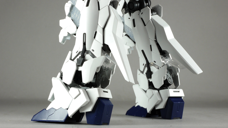 これぞ”ユニコーンガンダム”ともいうべきデストロイモード。よりマッシブになり、凶暴なほどの力強ささえ感じます。各部装甲が変身、内部のサイコフレームがあらわになって一気に情報量が増えます。変身箇所が多いのでよく変身させる場所を忘れてしまいます。何度も撮影し直しました