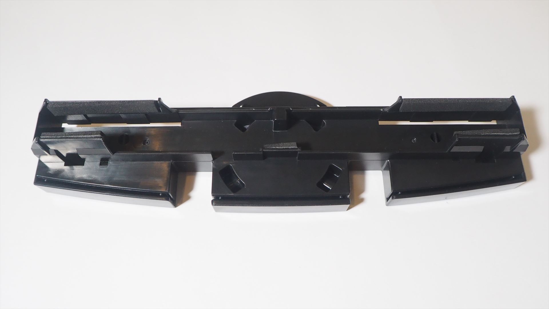 SwitchスタンドのSwitchを挿入する部分内側の6箇所に黒い滑り止めシールを貼る