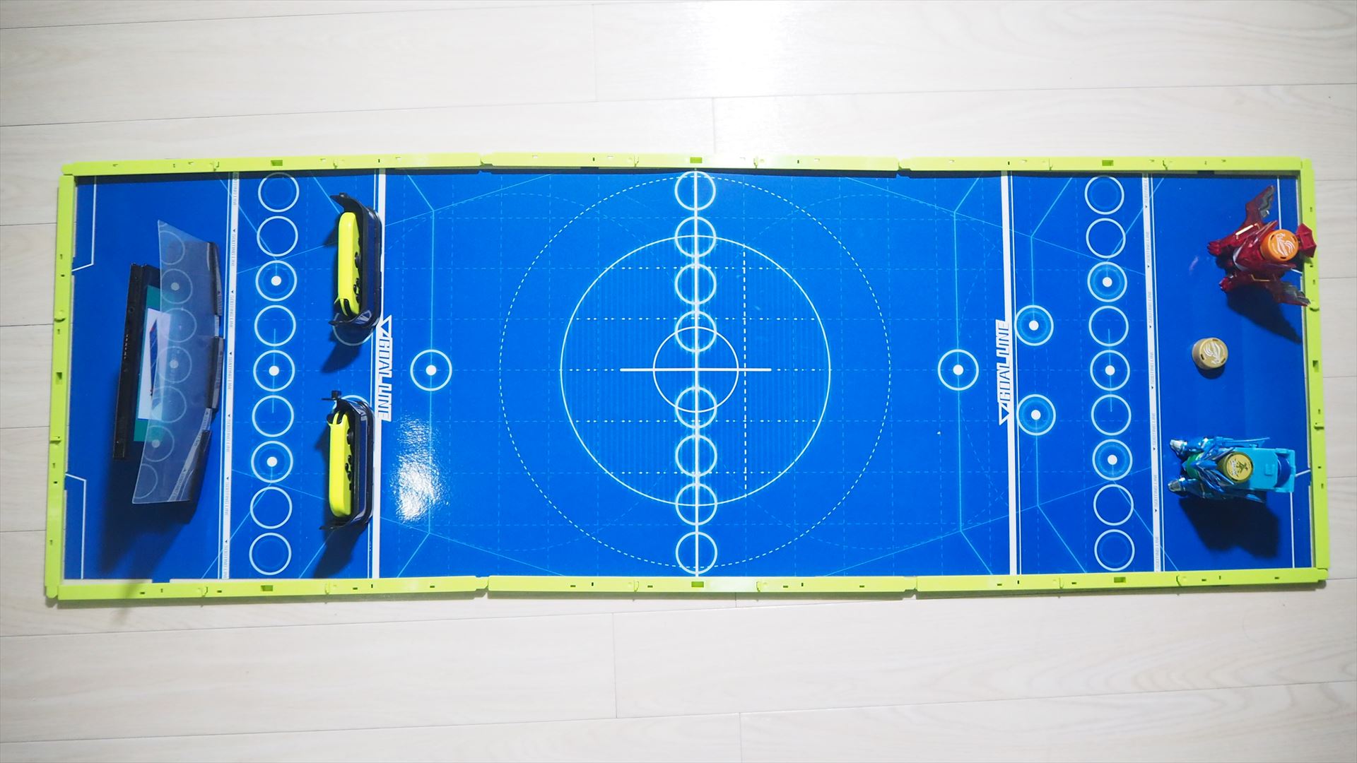 ミニゲームを2人で対戦する場合、Joy-ConをSwitch本体から外してJoy-Conスタンドに入れて、このようにセットする