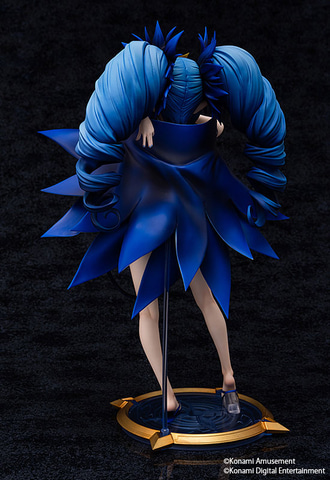 あばら骨までリアルに再現！ 「ボンバーガール」より、極めてセクシー