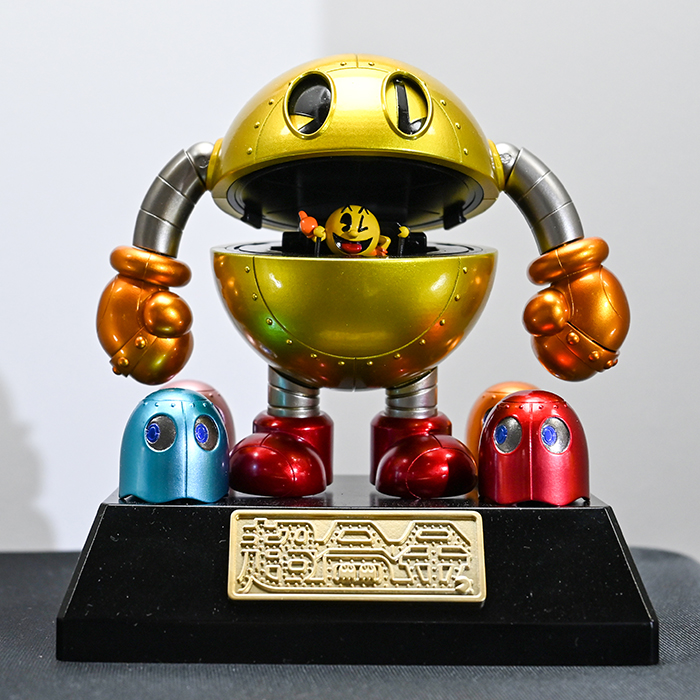 とても面白いアレンジの「超合金 パックマン」。台座のプレートのこだわりにも注目。どんなギミックが盛り込まれるだろうか