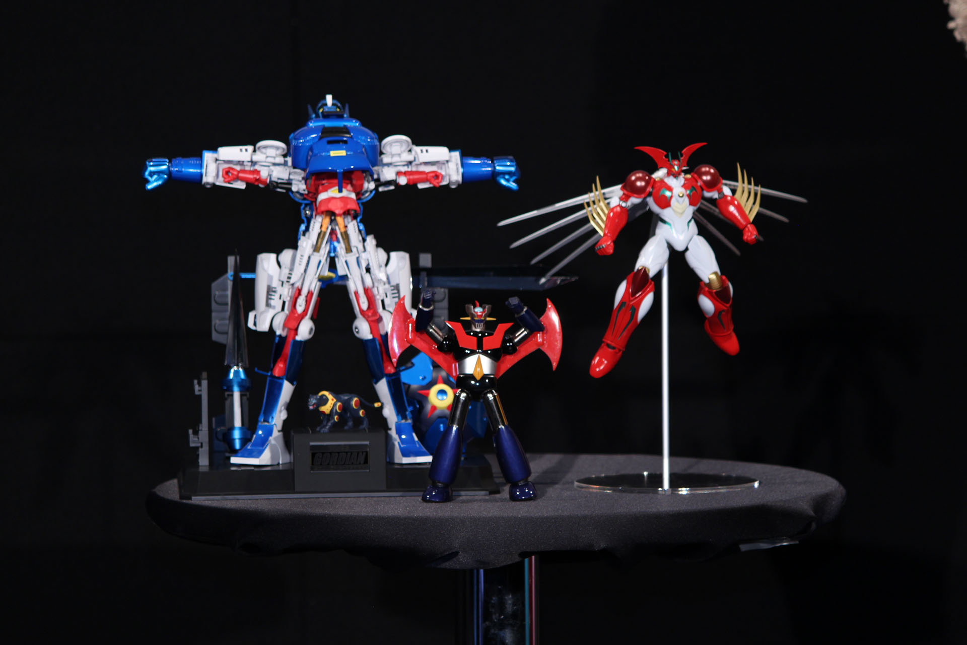 手前が記念すべき第1弾「GX-01 マジンガーZ」。後方左には「GX-95 ゴーディアン」、後方右には参考出品の「ゲッターアーク」も