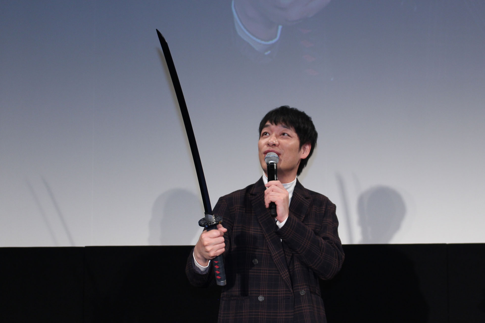 川島さんが手にするのが、「PROOLICA 日輪刀（竈門炭治郎）」。サウンドギミックも内蔵される