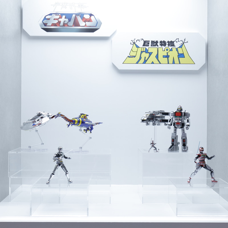 「超合金魂ドルギラン」（左奥）と、「超合金魂ダイレオン」（右奥）。ともに参考出品となる