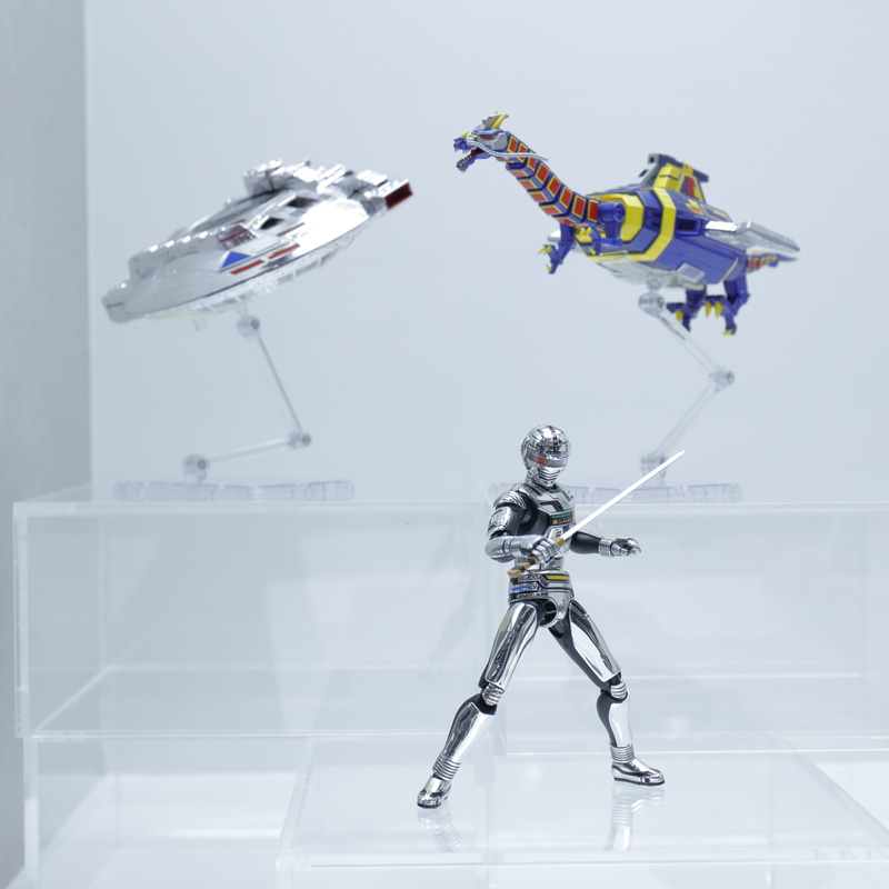 左奥がギラン、右奥がドル。手前のギャバンは「S.H.Figuarts」で過去に販売されたもの