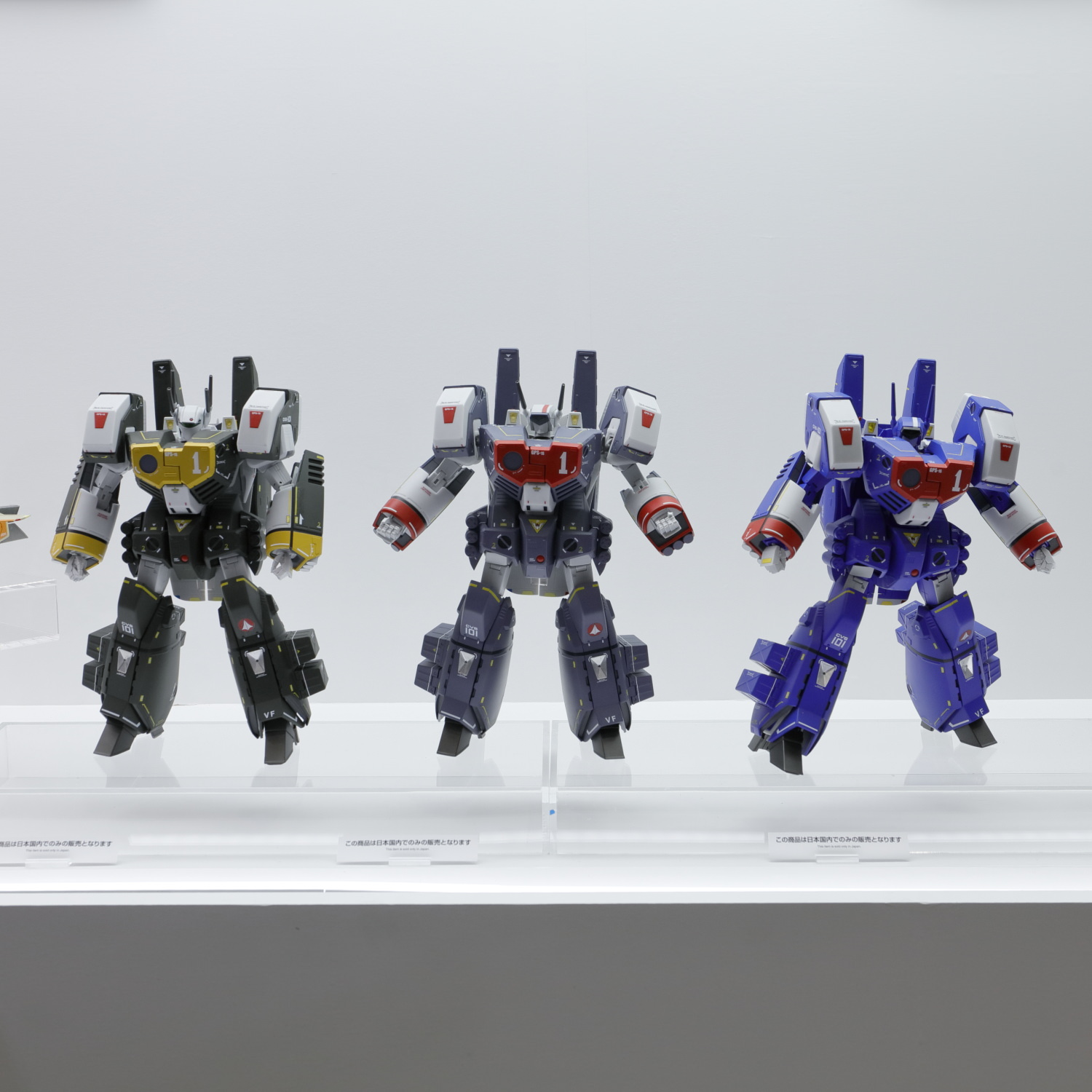 3機並んだアーマードバルキリー。オリジナルカラーの機体が目を惹く