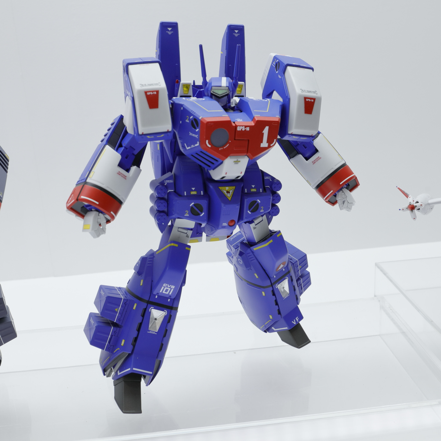 「DX超合金 VF-1Jアーマードバルキリー（マクシミリアン・ジーナス機）」。マックスの機体らしい鮮やかなブルー