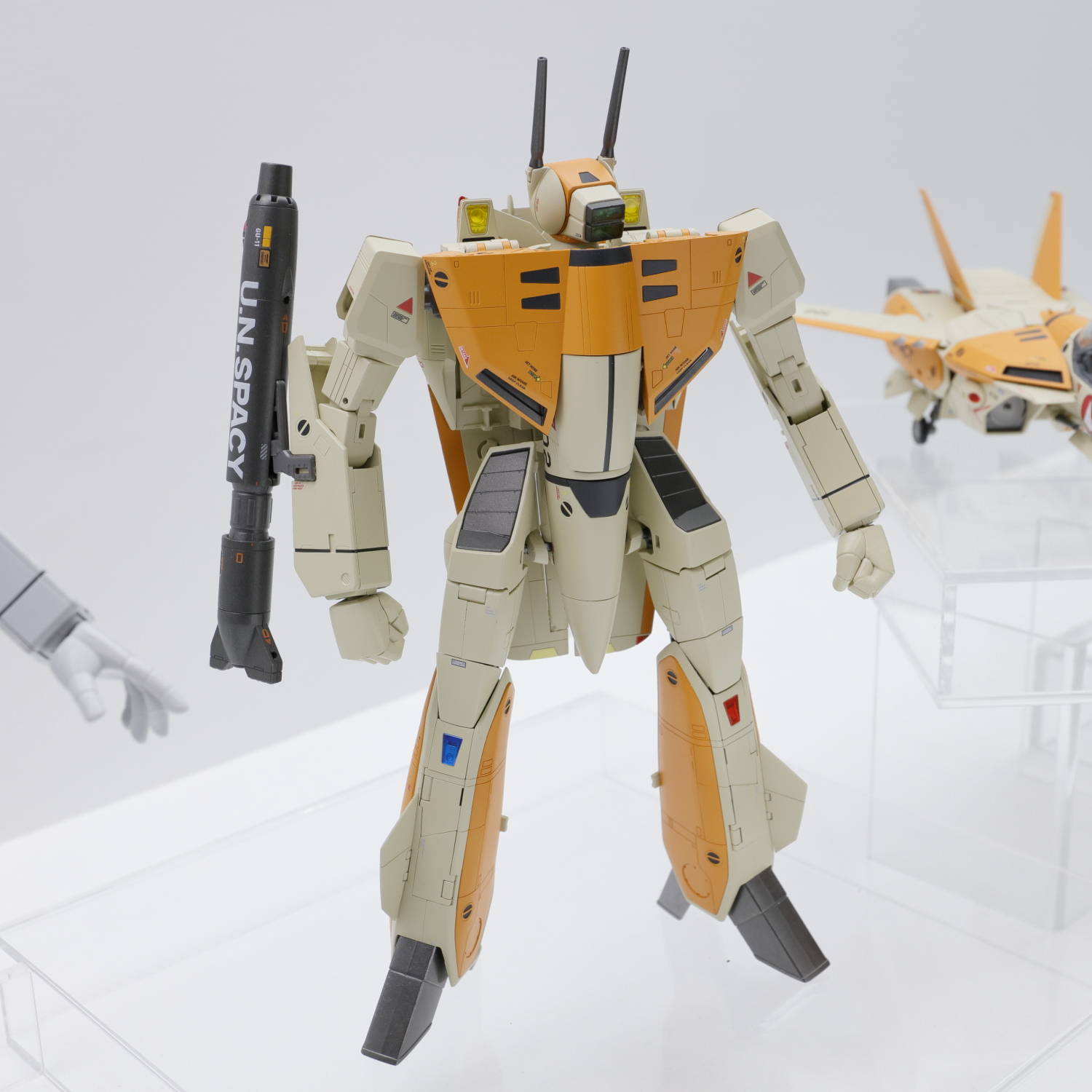 「DX超合金 VF-1D バルキリー」。このスケールにおいて精密に再現されるコクピットに注目だ