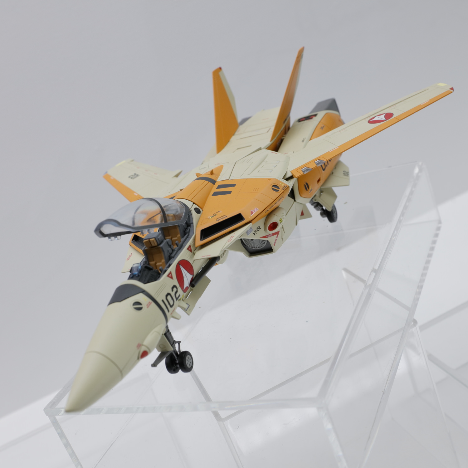 「DX超合金 VF-1D バルキリー」。このスケールにおいて精密に再現されるコクピットに注目だ