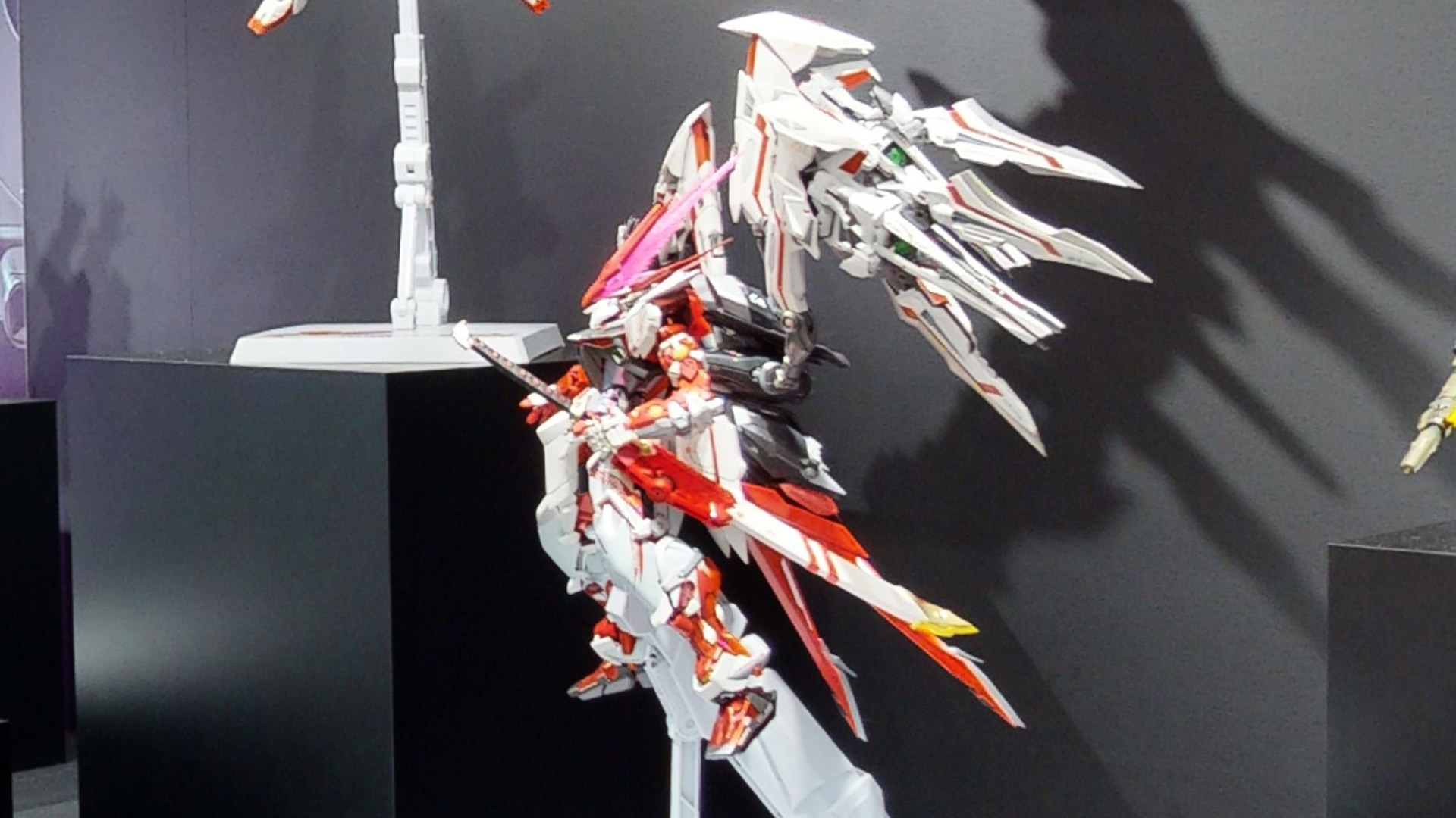 ガンダムアストレイレッドドラゴンは参考出品のため価格・発売日は未定。