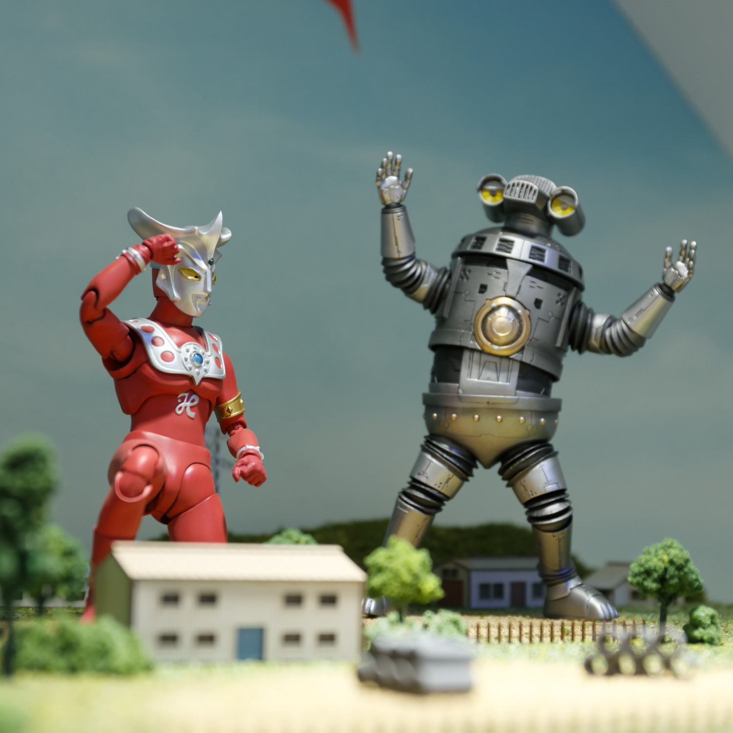左が「S.H.Figuarts ウルトラマンレオ」。「ウルトラマンレオ」登場時のセブンガーは、細かなディテールが異なる他、背中のブースターやバッテリーがない