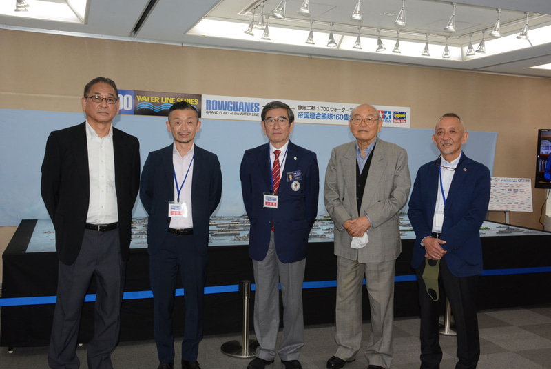 初日に会場を訪れた静岡模型教材協同組合と石坂浩二さん。左よりアオシマ会長青嶋典生氏、アオシマ社長の青嶋大輔氏、石坂浩二さん、タミヤ会長の田宮俊作氏、ハセガワ社長の長谷川勝人氏