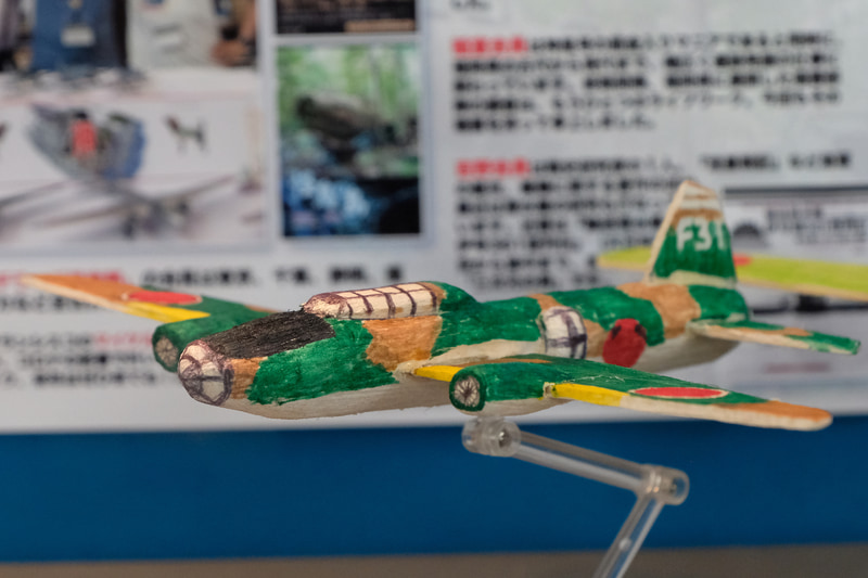 シンプルだし、道具もないため荒っぽい模型ではあるが、限られた材料と道具で作ったその作品は、石坂氏を始め来場者の胸に様々な想いを生んでいたようだ