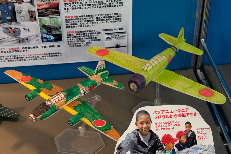 シンプルだし、道具もないため荒っぽい模型ではあるが、限られた材料と道具で作ったその作品は、石坂氏を始め来場者の胸に様々な想いを生んでいたようだ