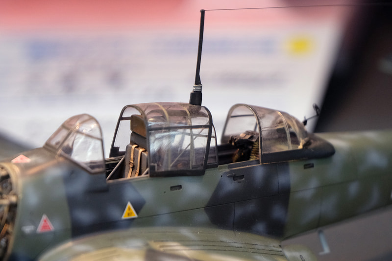 後部銃座の機銃に繋がる弾帯、アンテナ線なども緻密に再現