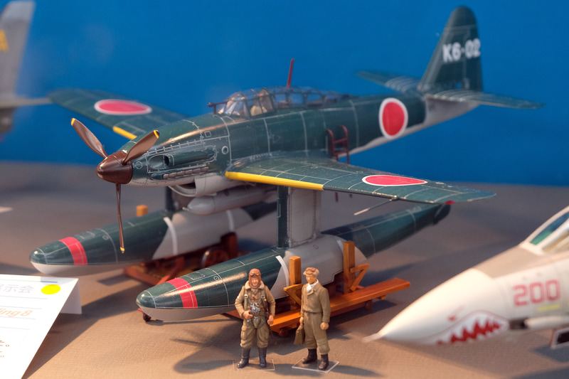 こちらは「全体にリベットを打ってみました。工場を出たてのピカピカ仕上げです」という「タミヤ 1/48 傑作機シリーズ No.54 晴嵐」