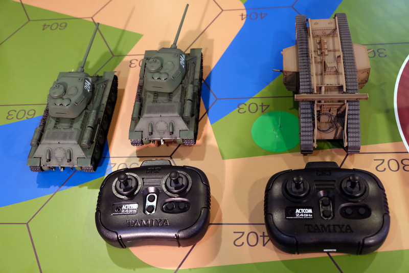 手前が専用プロポ(操縦機)